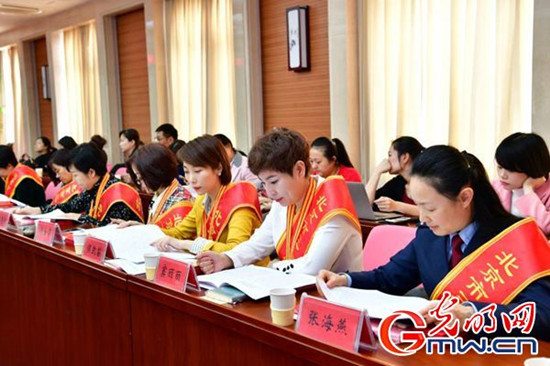 60位通過(guò)社會(huì)推薦渠道獲得北京市三八紅旗獎(jiǎng)?wù)碌膬?yōu)秀女性日前共聚一堂，暢談立足新征程、建功新時(shí)代，希望在本職崗位上做出新的更大貢獻(xiàn)。