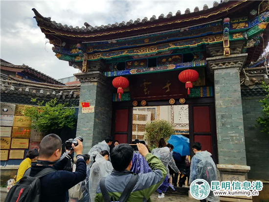 “春天”記者團(tuán)采訪云南圍棋廠。