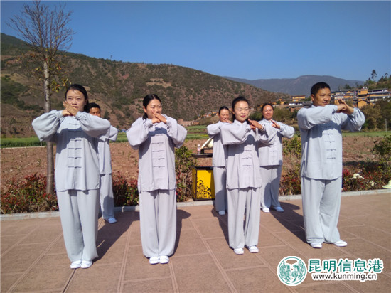 表演之前，先來個(gè)集體亮相。記者江楓 攝