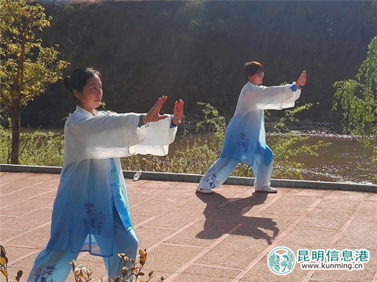 參加表演的人都很投入。圖片來自云龍光影