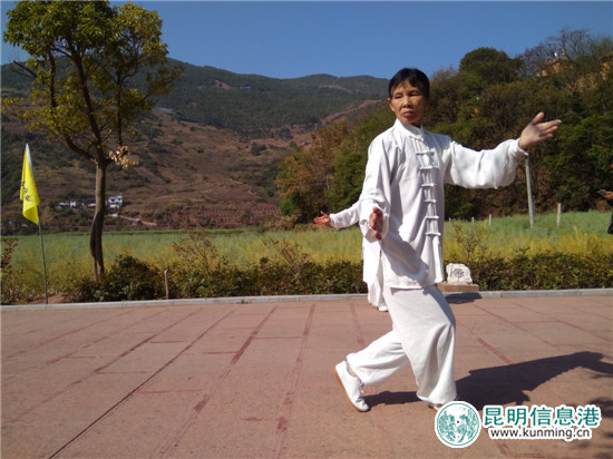 老年表演者在認(rèn)真地打太極拳。記者江楓 攝