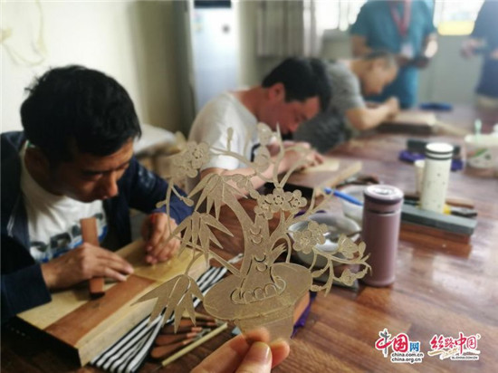 華州皮影傳習(xí)館內(nèi)，匠人們正在雕刻皮影（王偲瑤 攝）