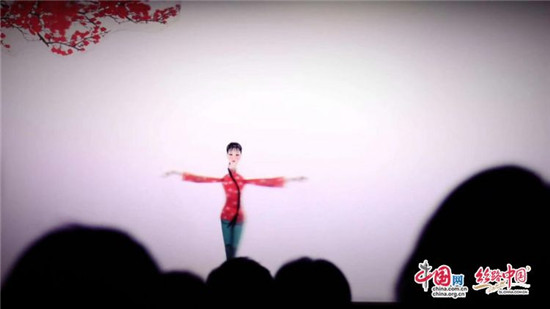 創(chuàng)新皮影表演（房小棋 攝）