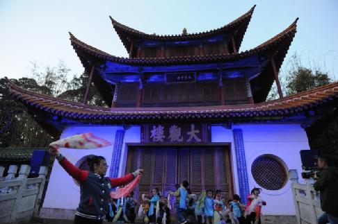 關(guān)愛(ài)自閉癥兒童 大觀樓等國(guó)內(nèi)16大名樓齊亮藍(lán)燈 關(guān)愛(ài)自閉癥兒童 大觀樓等國(guó)內(nèi)16大名樓齊亮藍(lán)燈