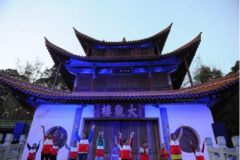 關(guān)愛(ài)自閉癥兒童 大觀樓等國(guó)內(nèi)16大名樓齊亮藍(lán)燈 關(guān)愛(ài)自閉癥兒童 大觀樓等國(guó)內(nèi)16大名樓齊亮藍(lán)燈