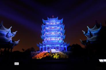 關(guān)愛(ài)自閉癥兒童 大觀樓等國(guó)內(nèi)16大名樓齊亮藍(lán)燈 關(guān)愛(ài)自閉癥兒童 大觀樓等國(guó)內(nèi)16大名樓齊亮藍(lán)燈