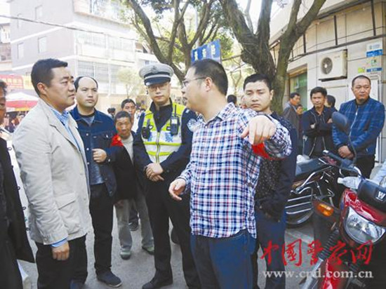 楊雪峰和相關(guān)部門同志開展聯(lián)合執(zhí)法。