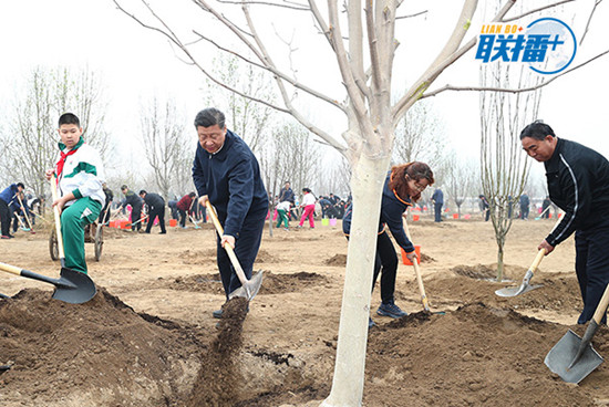 2018年4月2日，習(xí)近平等來到北京市通州區(qū)張家灣鎮(zhèn)參加首都義務(wù)植樹活動(dòng)。圖片來自：新華社