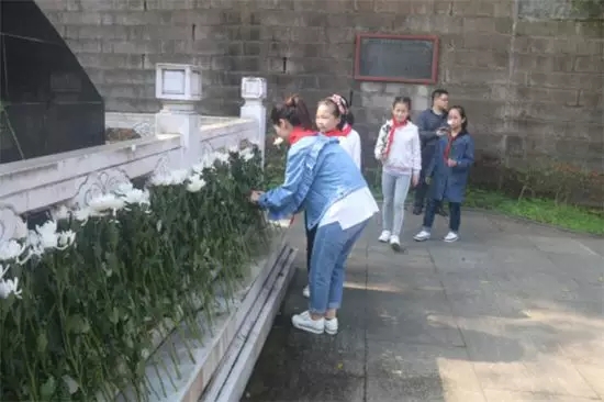 青少年學生敬獻鮮花