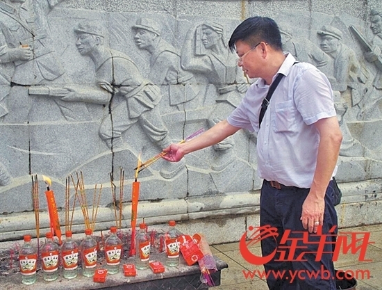 信守承諾 退伍軍人持續(xù)三十載赴廣西邊境為戰(zhàn)友掃墓 信守承諾 退伍軍人持續(xù)三十載赴廣西邊境為戰(zhàn)友掃墓