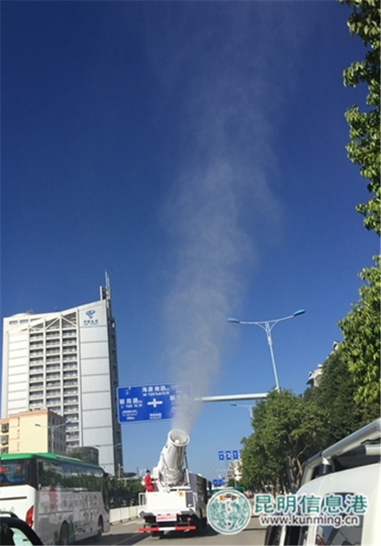 西山區(qū)使用霧炮車治理工地?fù)P塵 覆蓋裸土65萬平方米 西山區(qū)使用霧炮車治理工地?fù)P塵 覆蓋裸土65萬平方米