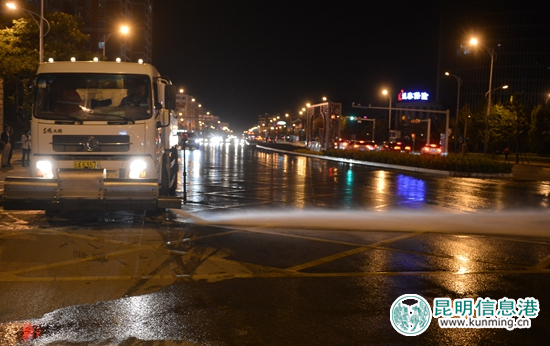 西山區(qū)使用霧炮車治理工地?fù)P塵 覆蓋裸土65萬平方米 西山區(qū)使用霧炮車治理工地?fù)P塵 覆蓋裸土65萬平方米