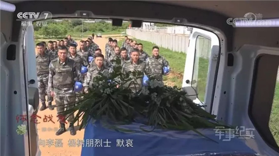 他們送別烈士時沒有鮮花，卻被彈幕暖哭了！
