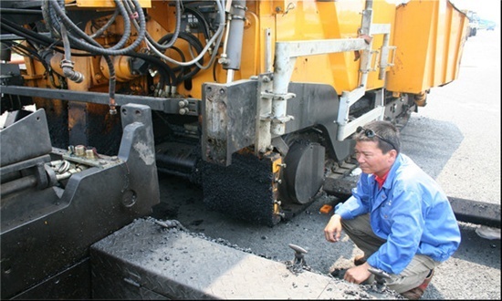【中國夢·實(shí)踐者】“上海第一攤”袁學(xué)強(qiáng)：40年我就干了一件事，給馬路鋪瀝青