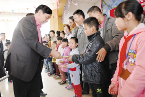 困難學(xué)生每家領(lǐng)到1000元的現(xiàn)金資助。