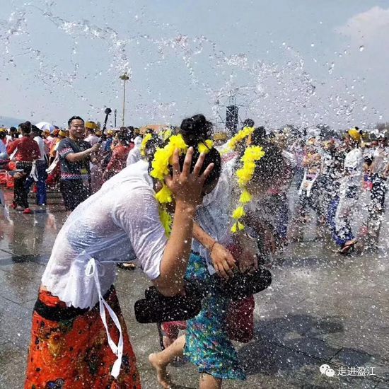 老板 我要請假去德宏過潑水節(jié) 老板 我要請假去德宏過潑水節(jié)
