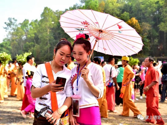 老板 我要請假去德宏過潑水節(jié)