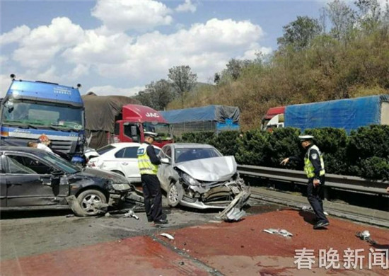 昆楚高速3起事故涉及26輛車 致1人死亡5人受傷