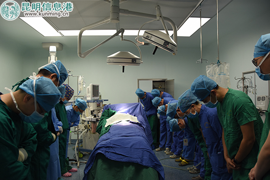 醫(yī)務人員向器官捐獻者鞠躬。供圖