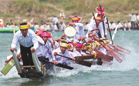 西雙版納各族群眾歡慶潑水節(jié)