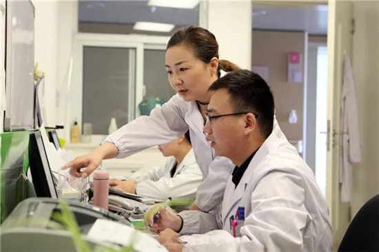 2天做25臺手術(shù) 婦科醫(yī)生自拍“大象腳”