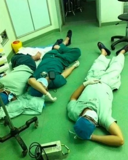 2天做25臺手術(shù) 婦科醫(yī)生自拍“大象腳”