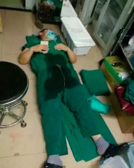 2天做25臺手術(shù) 婦科醫(yī)生自拍“大象腳”