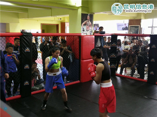 女拳擊手表演 女拳擊手表演