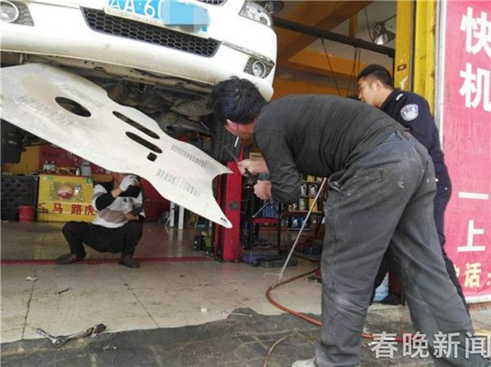 昆明市民在自家轎車內(nèi)發(fā)現(xiàn)條眼鏡王蛇 已被民警成功抓捕