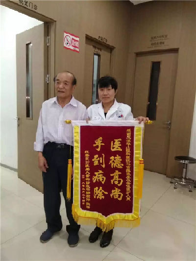 患者為眼科醫(yī)院送上錦旗 患者為眼科醫(yī)院送上錦旗