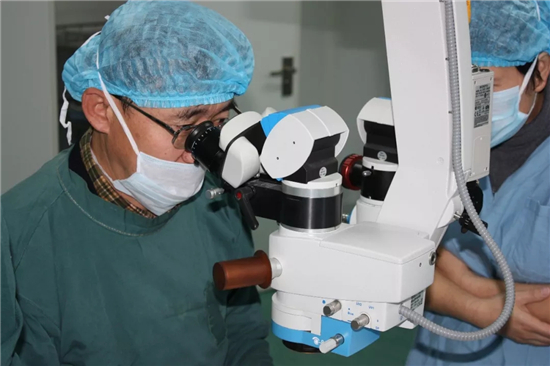 肖云皋正在為患者做手術(shù) 肖云皋正在為患者做手術(shù)