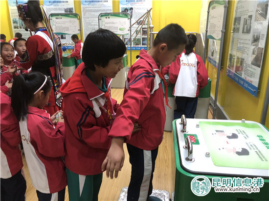中國流動(dòng)科技館云南巡展走進(jìn)石林 700余名小學(xué)生體驗(yàn)科技玩趣