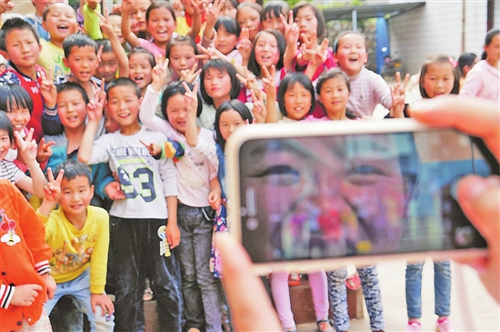 到革命老區(qū)與當(dāng)?shù)貎和?lián)誼。