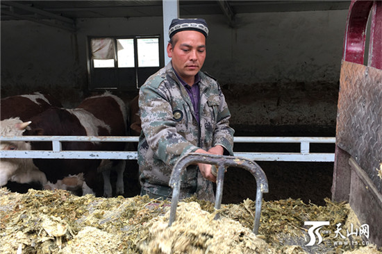 【摘掉“窮”帽子 走上致富路】“?！崩习搴偷谝粫浀摹敖瘘c子”