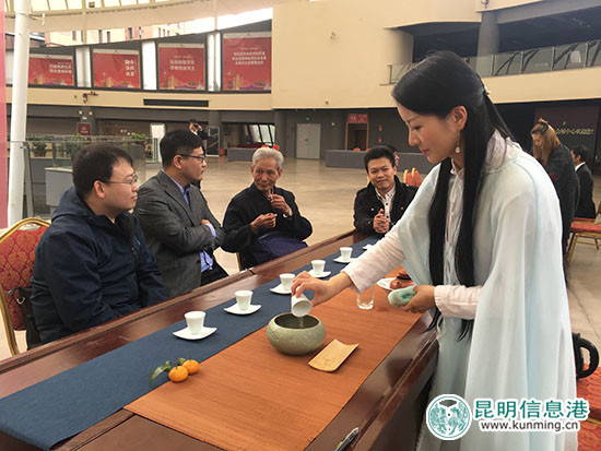 五位茶藝師沏泡普洱春茶 引八方茶客品茶論道