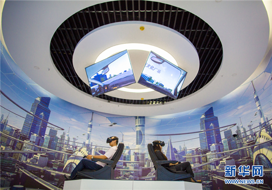 市民在內(nèi)蒙古呼和浩特玉泉區(qū)大數(shù)據(jù)應(yīng)用產(chǎn)業(yè)基地體驗VR眼鏡(2017年8月1日攝)。新華社發(fā)(丁根厚 攝)