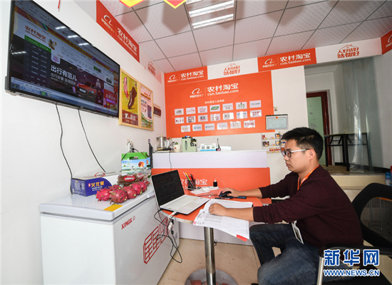 浙江省長興縣南太湖陳家浜村的農(nóng)村淘寶店主陳世昌在網(wǎng)店上推廣當(dāng)?shù)剞r(nóng)產(chǎn)品(2017年11月10日攝)。新華社記者 徐昱 攝