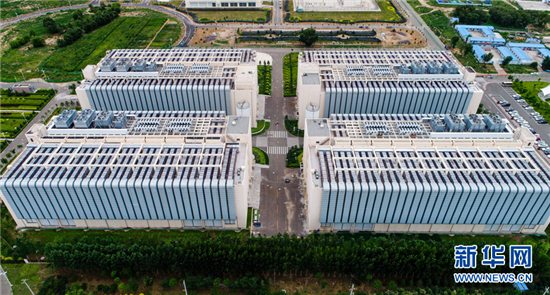     這是位于呼和浩特市和林格爾縣境內(nèi)的中國電信云計算內(nèi)蒙古信息園(2017年7月27日無人機拍攝)。中國電信云計算內(nèi)蒙古信息園具有120萬臺服務(wù)器以上的云計算服務(wù)能力,百度、阿里、騰訊、搜狗等眾多企業(yè)入駐。新華社記者 連振 攝