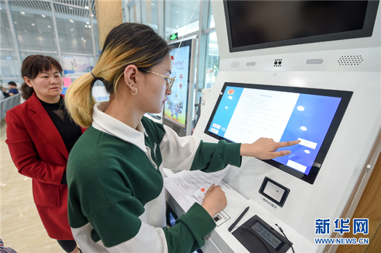 在南京市棲霞區(qū)商事登記服務(wù)大廳,市民用自動終端機辦理業(yè)務(wù)(3月29日攝)。新華社記者 李博 攝