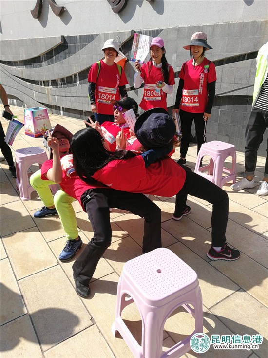 活動(dòng)中穿插了統(tǒng)戰(zhàn)政策宣傳、游戲互動(dòng)、知識問答等環(huán)節(jié)。 通訊員熊楠/攝