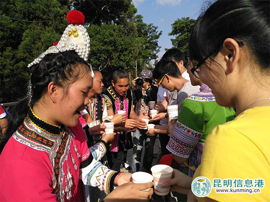 哈尼族姑娘小伙唱敬酒歌。記者孫紅亮攝