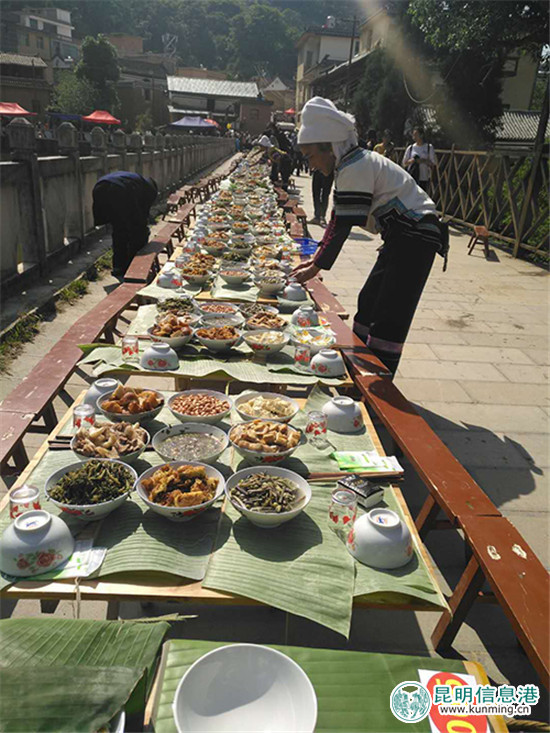 哈尼族人們在準備長街宴。記者孫紅亮攝