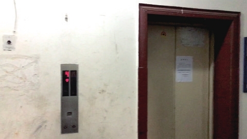 昆明金康園小區(qū)電梯頻出故障影響生活 物管：零部件停產(chǎn)拆下送廠維修
