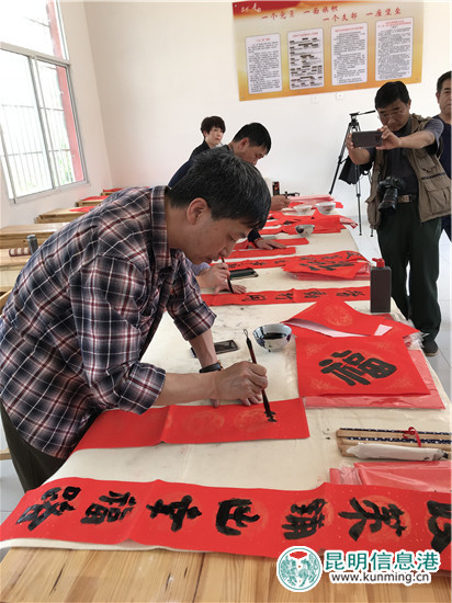 書法家在現(xiàn)場揮毫潑墨 書法家在現(xiàn)場揮毫潑墨