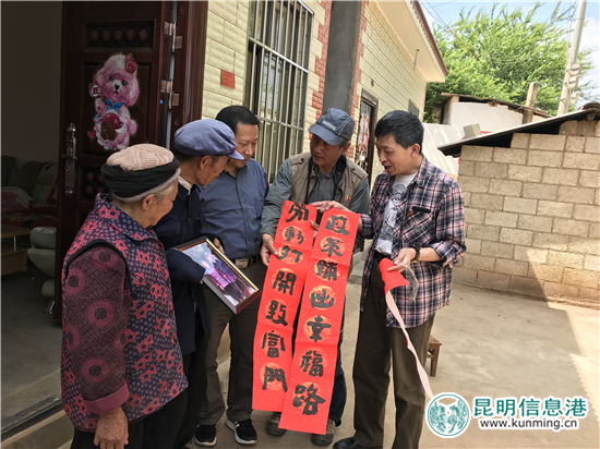 送照片和春聯(lián) 送照片和春聯(lián)