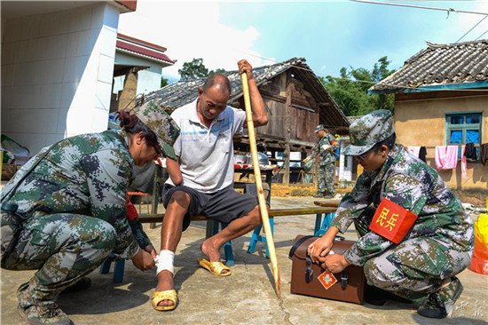 普洱軍分區(qū)開展“走訪邊境村寨困難家庭送溫暖”活動 普洱軍分區(qū)開展“走訪邊境村寨困難家庭送溫暖”活動