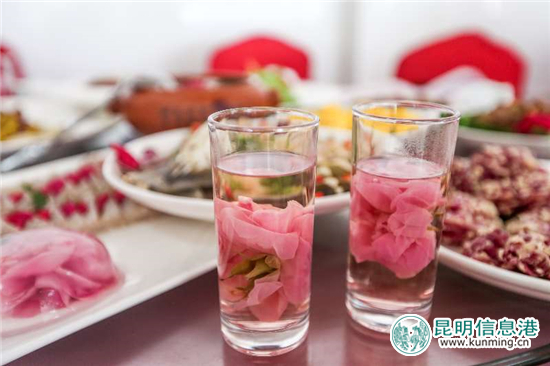 安寧八街9700畝玫瑰花熱情綻放 邀你去當(dāng)“采花大盜” 安寧八街9700畝玫瑰花熱情綻放 邀你去當(dāng)“采花大盜”