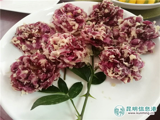 安寧八街9700畝玫瑰花熱情綻放 邀你去當(dāng)“采花大盜” 安寧八街9700畝玫瑰花熱情綻放 邀你去當(dāng)“采花大盜”