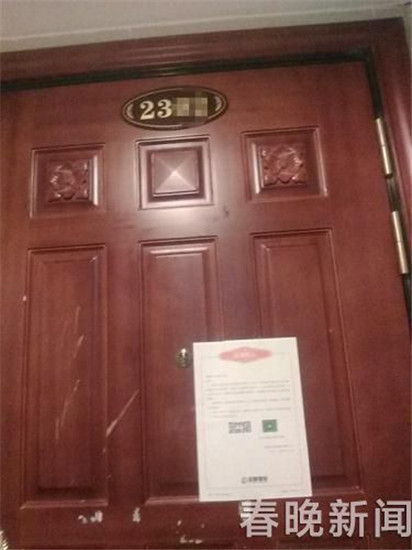 兩只狗狗被關(guān)在陽(yáng)臺(tái)長(zhǎng)期無(wú)人管！鄰居目睹“狗吃屎”忍無(wú)可忍