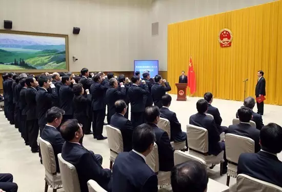 國(guó)務(wù)院在中南海首次舉行憲法宣誓儀式 國(guó)務(wù)院在中南海首次舉行憲法宣誓儀式